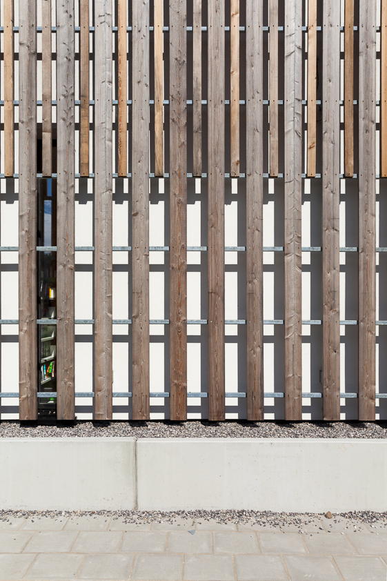 architecture -contemporaine-centre-culturel-sportif-scailmont-manage-rénovation-extension-bois-photo-façades-détail-profondeur-relief