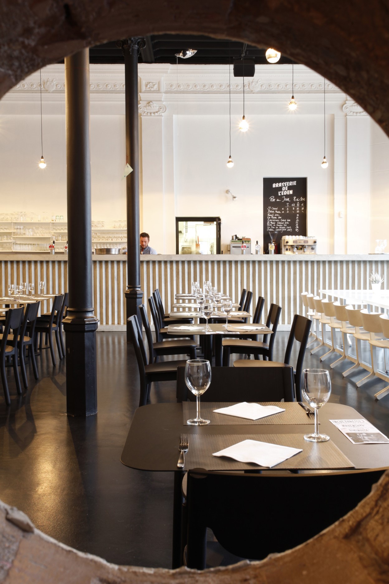 architecture-contemporaine-eden-centre-culturel-charleroi-brasserie-Lhoas-reservoir-a-rénovation-ouverture-salle-photo