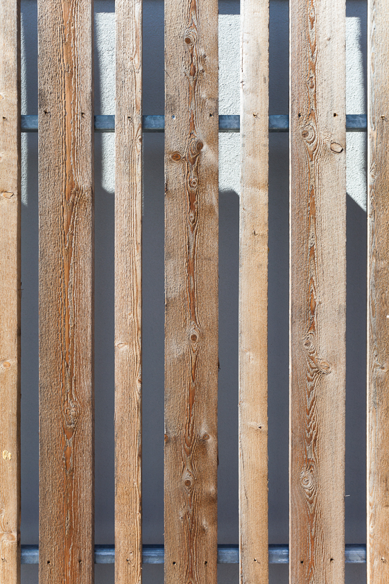 architecture -contemporaine-centre-culturel-sportif-scailmont-manage-rénovation-extension-bois-photo-façades-détail-profondeur-relief