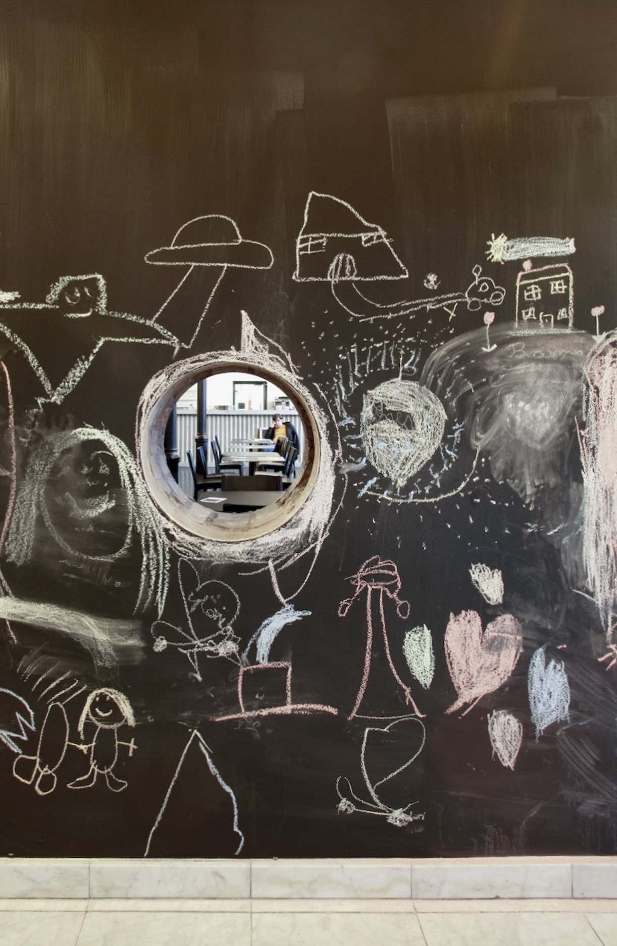 architecture-contemporaine-eden-centre-culturel-charleroi-brasserie-Lhoas-reservoir-a-rénovation-ouverture-percement-photo