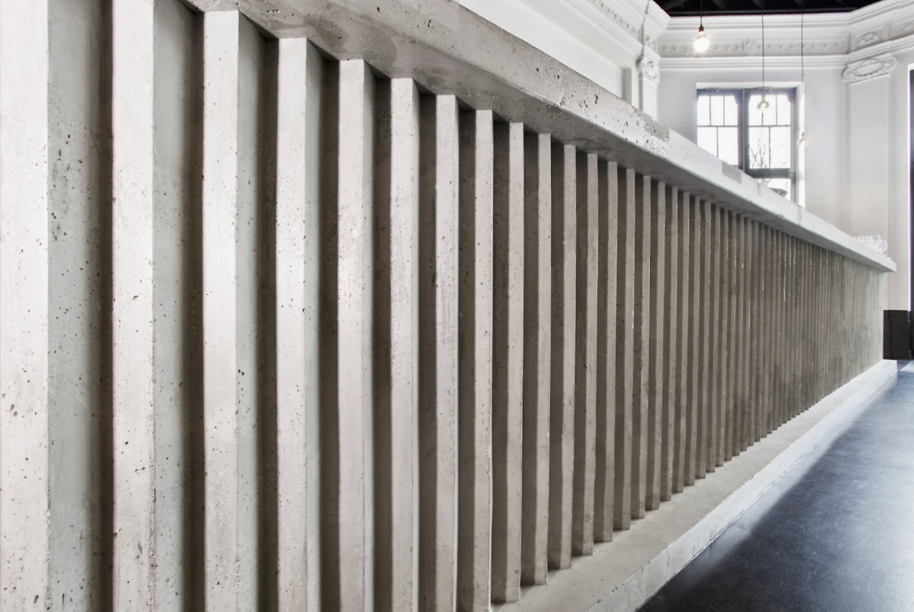 architecture-contemporaine-eden-centre-culturel-charleroi-brasserie-Lhoas-reservoir-a-rénovation-ouverture-photo-bar-béton