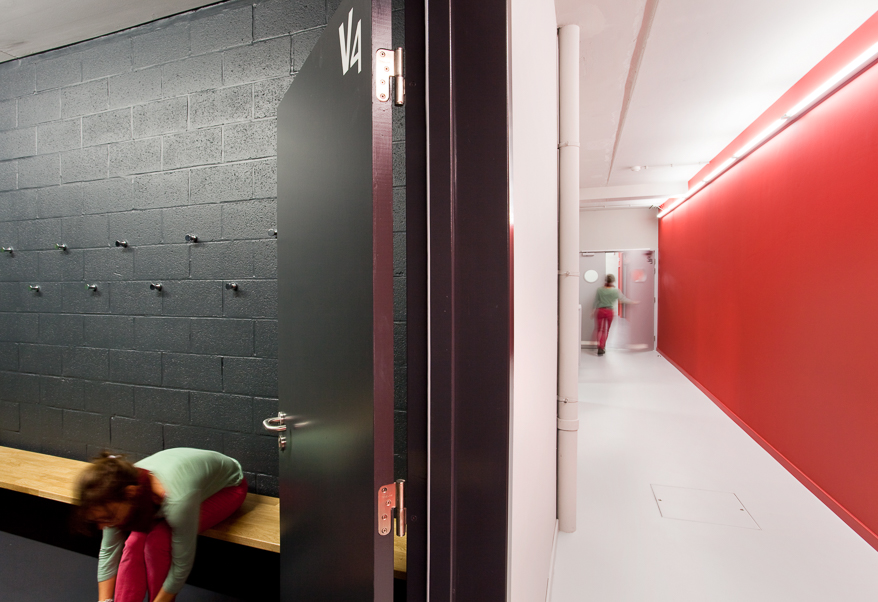 architecture-contemporaine-hall-sports-farciennes-rénovation-photo-vestiaires