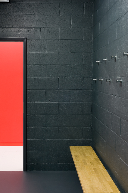 architecture-contemporaine-hall-sports-farciennes-rénovation-photo-vestiaires