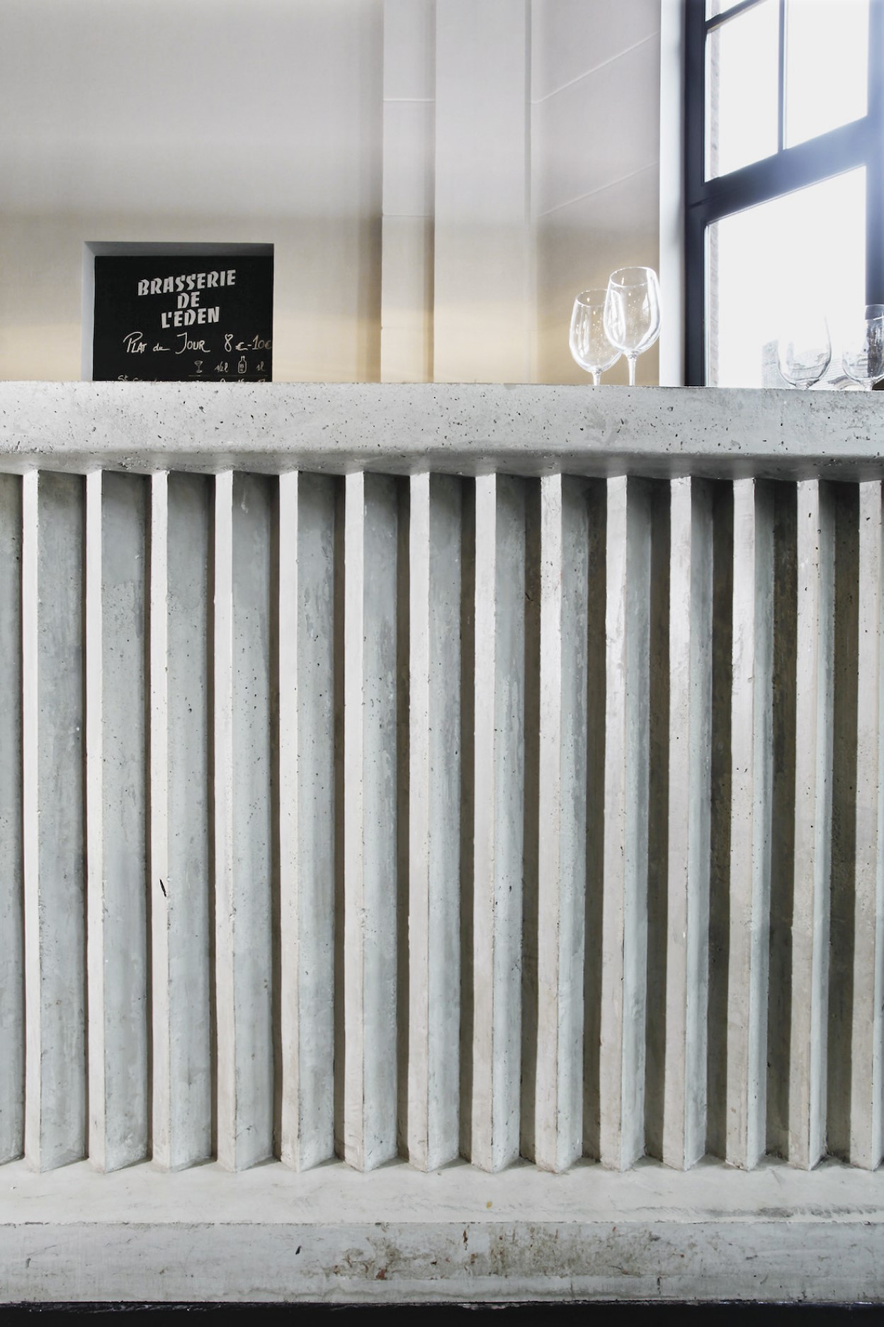 architecture-contemporaine-eden-centre-culturel-charleroi-brasserie-Lhoas-reservoir-a-rénovation-ouverture-bar-béton-détail-photo