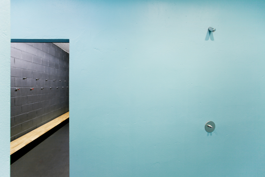 architecture-contemporaine-hall-sports-farciennes-rénovation-photo-vestiaires