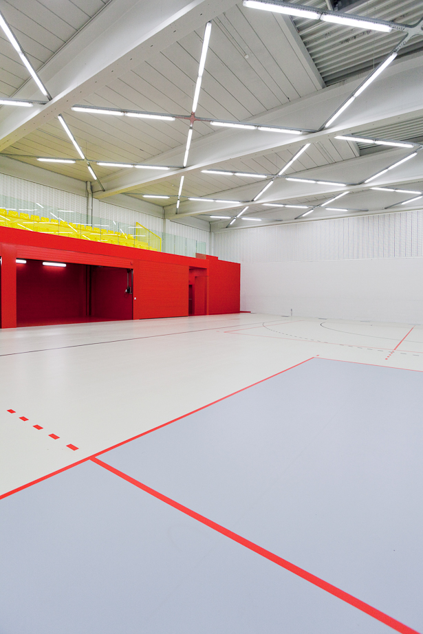 architecture-contemporaine-hall-sports-farciennes-rénovation-photo-éclairage-diagonale-multisport