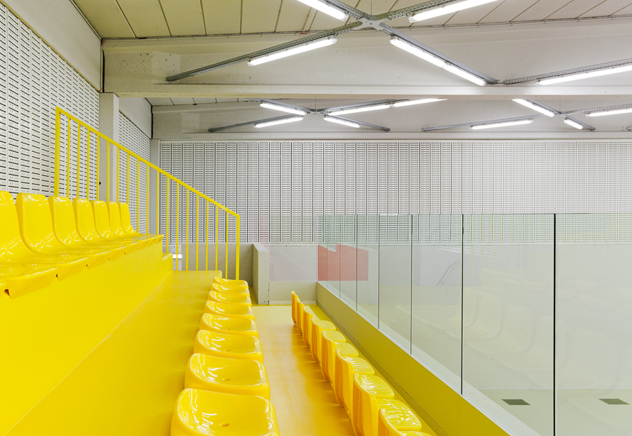 architecture-contemporaine-hall-sports-farciennes-rénovation-photo-éclairage-diagonale-multisport-gradins