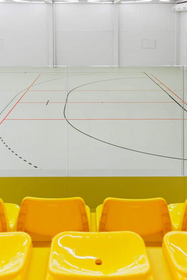 architecture-contemporaine-hall-sports-farciennes-rénovation-photo-multisport-gradins
