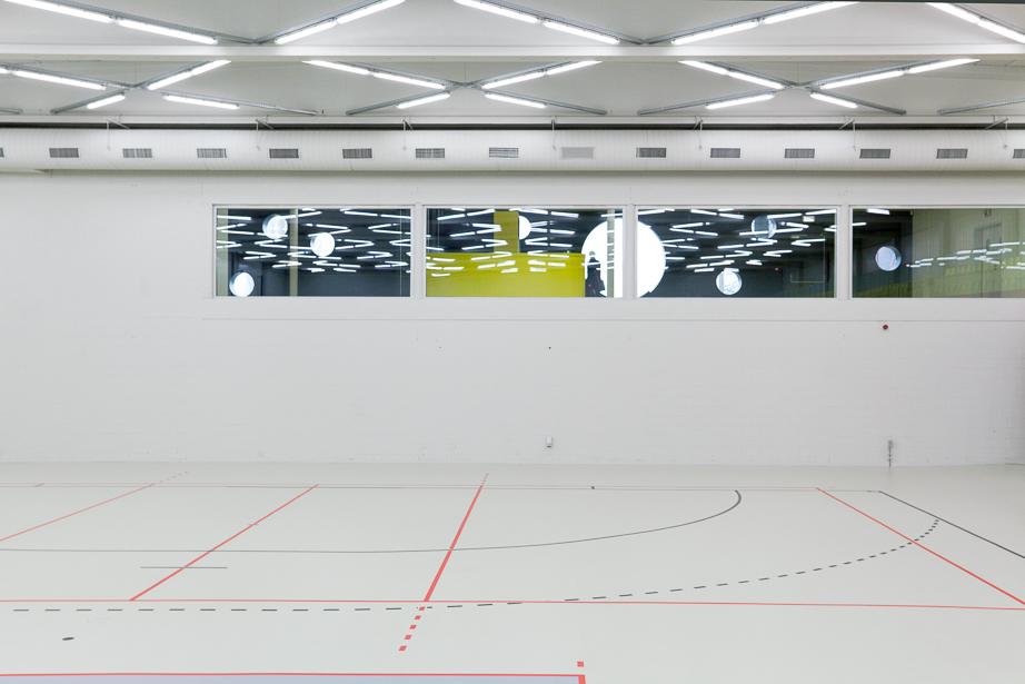 architecture-contemporaine-hall-sports-farciennes-rénovation-photo-éclairage-diagonale-multisport