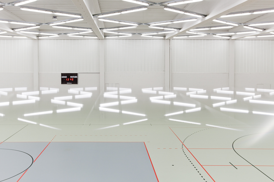 architecture-contemporaine-hall-sports-farciennes-rénovation-photo-éclairage-diagonale-multisport