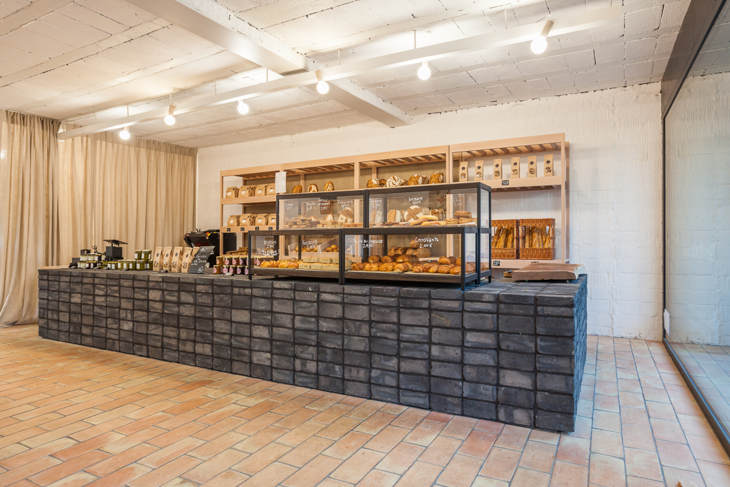 Architecture-contemporaine-interieur-fanfare-reservoir-a-epis-sauvages-boulangerie-charleroi-montigny-le-tilleul-pain-photo-comptoir