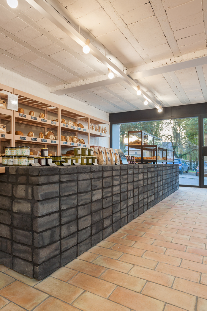 Architecture-contemporaine-interieur-fanfare-reservoir-a-epis-sauvages-boulangerie-charleroi-montigny-le-tilleul-pain-photo-comptoir