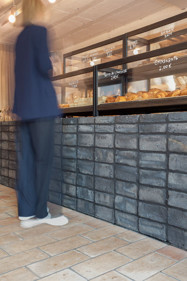 Architecture-contemporaine-interieur-fanfare-reservoir-a-epis-sauvages-boulangerie-charleroi-montigny-le-tilleul-pain-photo-comptoir