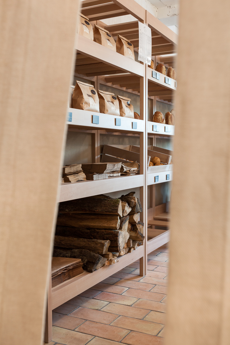 Architecture-contemporaine-interieur-fanfare-reservoir-a-epis-sauvages-boulangerie-charleroi-montigny-le-tilleul-pain-photo