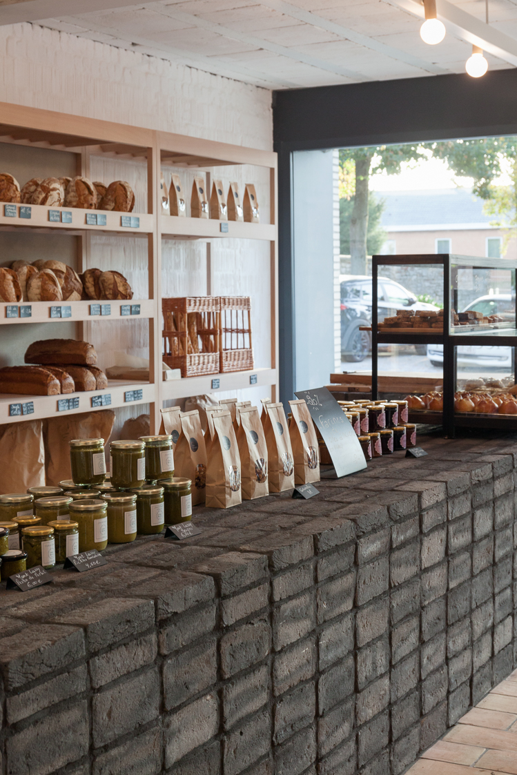 Architecture-contemporaine-interieur-fanfare-reservoir-a-epis-sauvages-boulangerie-charleroi-montigny-le-tilleul-pain-photo-comptoir-etallage